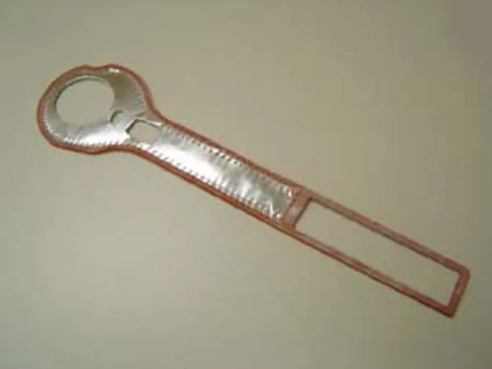 Dichtung für Inspektionsdeckel von Remeha, long und flach, mit einem kreisförmigen Ausschnitt auf einer Seite und einer rechteckigen Öffnung auf der anderen.